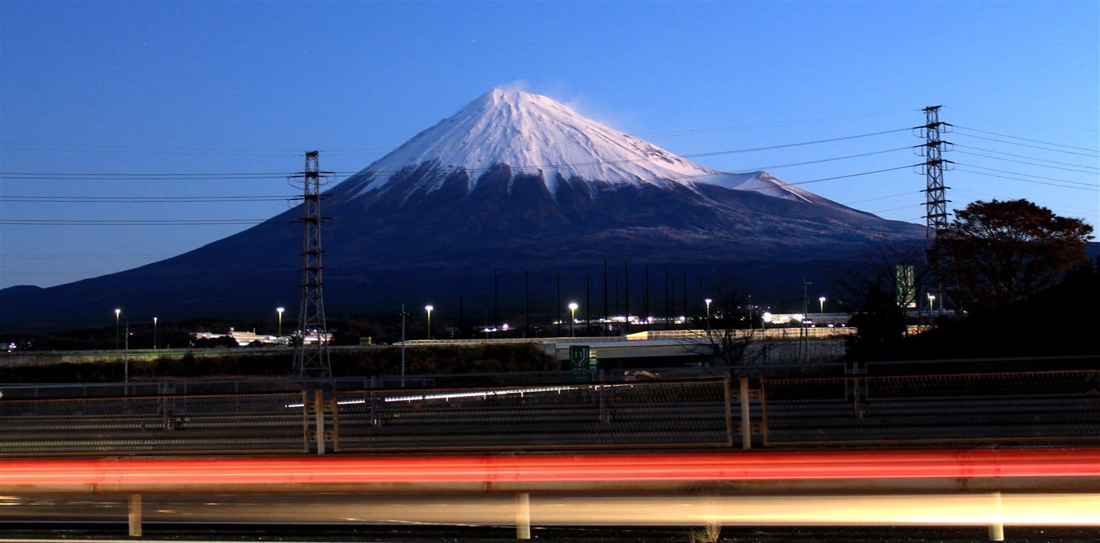 新富士インターチェンジ付近から見た富士山